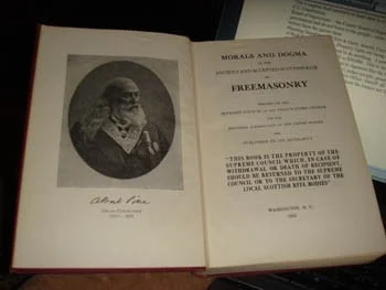 ESQUADRANDO: “MORAL E DOGMA” DE ALBERT PIKE